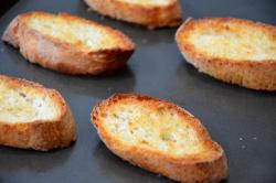 название картинки Бутерброд с киви и чесноком