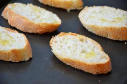 название картинки Бутерброд с киви и чесноком