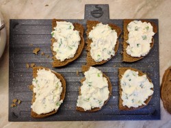 название картинки Бутерброды черный хлеб со шпротами и соленым огурцом