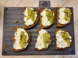 название картинки Бутерброды черный хлеб со шпротами и соленым огурцом