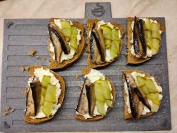 название картинки Бутерброды черный хлеб со шпротами и соленым огурцом