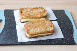 Бутерброды на сковороде с колбасой и сыром