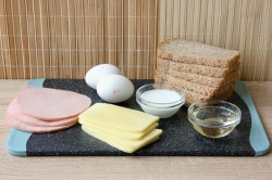 Бутерброды на сковороде с колбасой и сыром