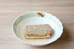 Бутерброды на сковороде с колбасой и сыром