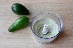 Бутерброды с авокадо и красной рыбой