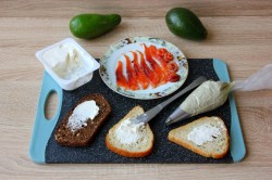 Бутерброды с авокадо и красной рыбой