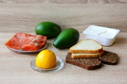 Бутерброды с авокадо и красной рыбой