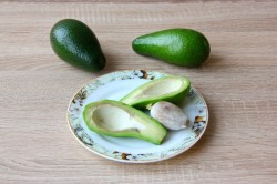 Бутерброды с авокадо и красной рыбой