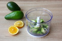 Бутерброды с авокадо и красной рыбой