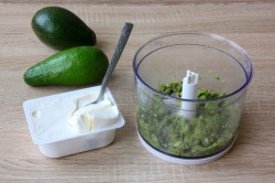 Бутерброды с авокадо и красной рыбой