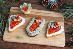 Бутерброды с авокадо и красной рыбой