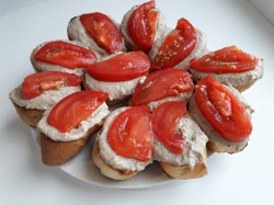 название картинки Бутерброды с паштетом из шпрот