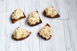 название картинки Бутерброды с печенью трески простые и праздничные