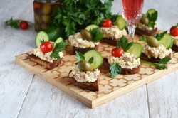 название картинки Бутерброды с печенью трески простые и праздничные