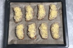 название картинки Бутерброды с сайрой и яйцом в духовке