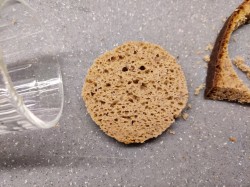 Бутерброды с селедкой на черном хлебе