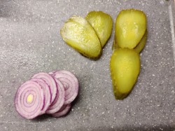 Бутерброды с селедкой на черном хлебе