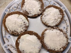 Бутерброды с селедкой на черном хлебе