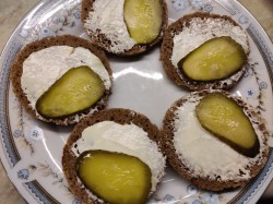 Бутерброды с селедкой на черном хлебе