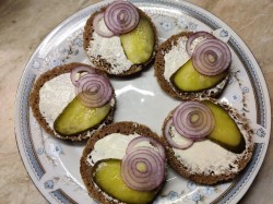 Бутерброды с селедкой на черном хлебе