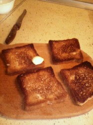 Бутерброды на белом хлебе со шпротами и соленым огурцом