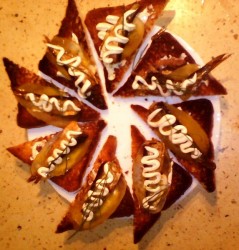 Бутерброды на белом хлебе со шпротами и соленым огурцом