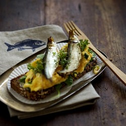 Бутерброды со шпротами и жареными яйцами