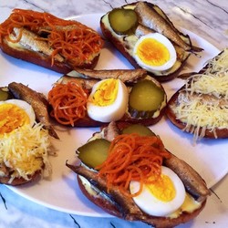 Бутерброды со шпротами гренки