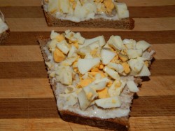 название картинки Бутерброды со шпротами и свежим огурцом