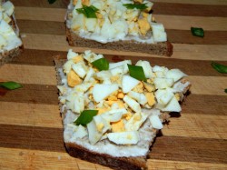 название картинки Бутерброды со шпротами и свежим огурцом