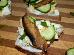 название картинки Бутерброды со шпротами и свежим огурцом