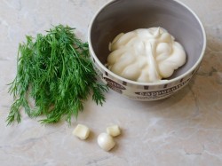 Бутерброды со шпротами и соленым огурцом