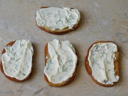 Бутерброды со шпротами и соленым огурцом