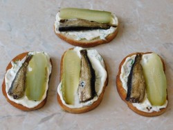 Бутерброды со шпротами и соленым огурцом