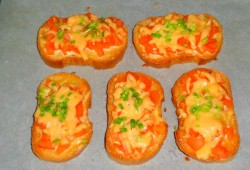 Бутерброды в духовке с помидорами