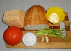 Бутерброды в духовке с помидорами