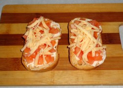 Бутерброды в духовке с помидорами