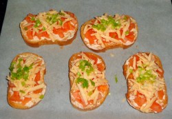 Бутерброды в духовке с помидорами