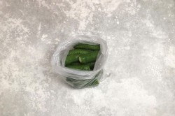 Огурцы малосольные в пакете с чесноком и укропом - шаг 2 Огурцы малосольные в пакете с чесноком и укропом - шаг 2
