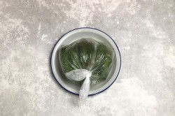 Огурцы малосольные в пакете с чесноком и укропом - шаг 6 Огурцы малосольные в пакете с чесноком и укропом - шаг 6