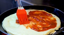 название картинки Быстрая пицца с помидорами, сыром и грибами на сковороде