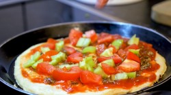 название картинки Быстрая пицца с помидорами, сыром и грибами на сковороде