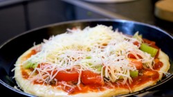 название картинки Быстрая пицца с помидорами, сыром и грибами на сковороде