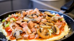 название картинки Быстрая пицца с помидорами, сыром и грибами на сковороде