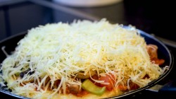 название картинки Быстрая пицца с помидорами, сыром и грибами на сковороде