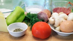 название картинки Быстрая пицца с помидорами, сыром и грибами на сковороде