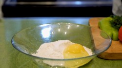 название картинки Быстрая пицца с помидорами, сыром и грибами на сковороде