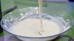 название картинки Быстрая пицца с помидорами, сыром и грибами на сковороде