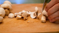 название картинки Быстрая пицца с помидорами, сыром и грибами на сковороде