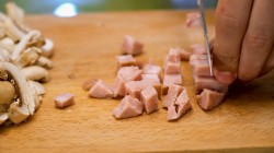 название картинки Быстрая пицца с помидорами, сыром и грибами на сковороде